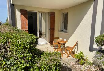 Le Plein Soleil, Appt 2 pi  ces terrasse, 600 m de la plage de BLONVILLE SUR MER has Balcony rooms