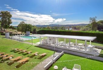 Hotel Horizon Wellness & Spa Resort - Best Western Signature Collection has rooms with a private hot tub