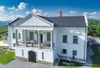 Kincsem Kast  ly has Balcony rooms