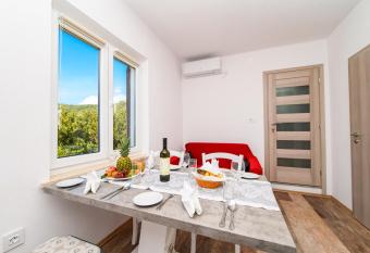 Apartman Paradiso has Balcony rooms