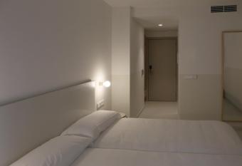 HOTEL LA FONDA B&B allows 18 year olds to book a room