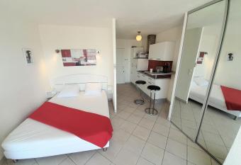 Studio Village Naturiste Carino allows 18 year olds to book a room