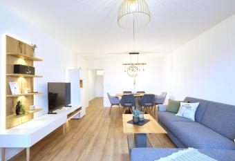 Topeingerichtete gro  e 2-Zimmer Wohnung (72m  ) has Balcony rooms