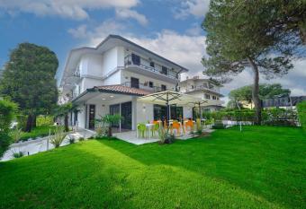 HOTEL VITTORIA has Balcony rooms