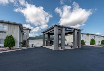 American Inn & suites allows 18 year olds to book a room