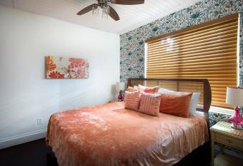 Duval Street Suite w parking and heated pool allows 18 year olds to book a room