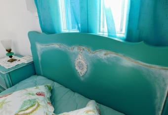 Yacht Front Studio-Back Yard - No 6 has Balcony rooms