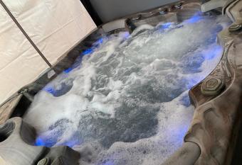 Travel Legend Stays 1 or 2 bedroom place with Hot Tub allows 18 year olds to book a room