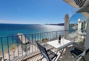 Appartement au Bord de la Mer de Juan-les-Pins has Balcony rooms