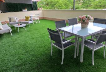 Espectacular piso con fascinante Terraza near Barcelona has Balcony rooms