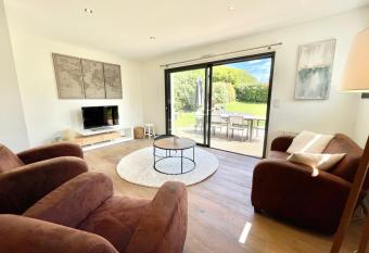 Magnifique Villa en bord de mer    Fort-Bloqu   has Balcony rooms