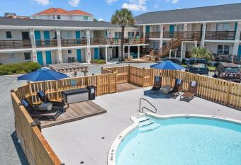 The Beach House at Oak Island by Carolina Resorts has Balcony rooms