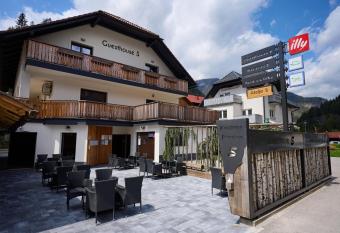 Guesthouse S has Balcony rooms