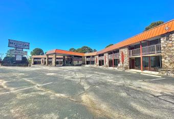 Eureka Springs Heritage Motel has Balcony rooms