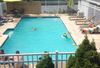 Ships Inn has rooms with a private hot tub