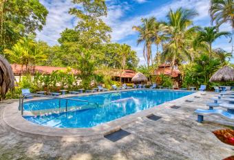 Atlantida Lodge Cahuita allows 18 year olds to book a room