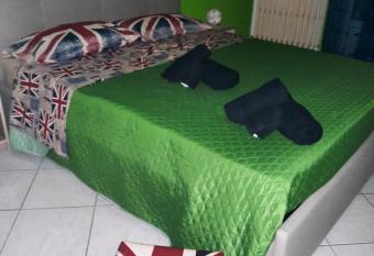 Casa vacanze charlie allows 18 year olds to book a room