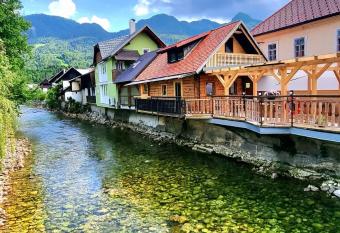 Captain s Lodge has rooms with a private hot tub