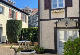 Deauville: superbe appartement centre ville allows 18 year olds to book a room