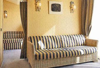 Hotel Marina Uno has rooms with a private hot tub