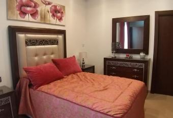 APARTAMENTO REFORMADO Y LUMINOSO EN AGUILAR DE LA FRONTERA has rooms with a private hot tub