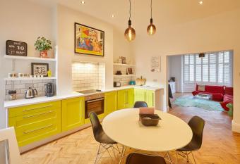 Host & Stay - The Artists Pad Too has Balcony rooms