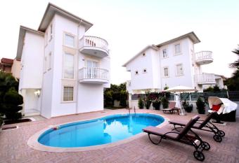 Villa Kerven Belek Private Pool Luxury Villa allows 18 year olds to book a room