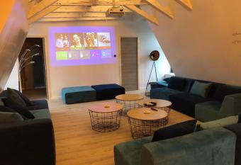 GITE LOFT DE 15 PERSONNES AU CHATEAU DE JALLANGES VOUVRAY allows 18 year olds to book a room