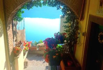 Giardino sul Lago con vasca Idromassaggio Jacuzzi has rooms with a private hot tub