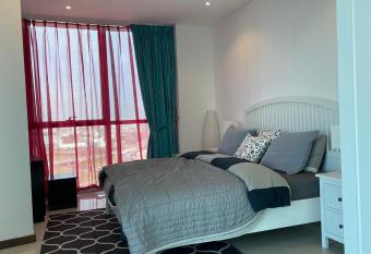 Luxurious one Bedroom with Balcony - Rose-1 has rooms with a private hot tub