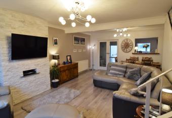 Mikes at Menai - Stylish & Spacious 3 bed house in Menai Bridge. has Balcony rooms