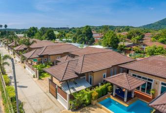 Rawai Private Villas - Pools and Garden allows 18 year olds to book a room