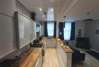 One bedroom flat, very close to Town center. allows 18 year olds to book a room