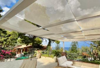 Villa Azzurra has Balcony rooms