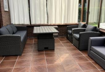 Panoramic Bungalow Sint Gillis-Waas allows 18 year olds to book a room