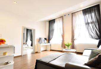 M  y  ska15 Apartamenty has rooms with a private hot tub