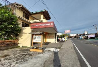 HOTEL PARANGTRITIS WIDODO TUSTIYANI allows 18 year olds to book a room