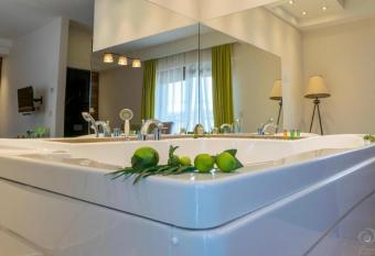 Bella Apartman Zlatibor has rooms with a private hot tub