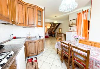 Casa vacanza Il Gelsomino di Barbara allows 18 year olds to book a room