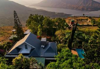 BayView Villa - Swimming Pool AC Valley View has rooms with a private hot tub