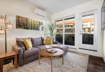 Relaxing Ambiance/King Bed & Large Patio/ bike rentals has Balcony rooms