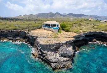 Cliff Villa - Award Winning Luxury Retreat has Balcony rooms