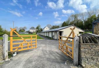 The Old Mountain Stables Caerllwyn Ganol Farm has rooms with a private hot tub