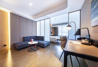 Atour Hotel Guangzhou Liwan District Jiaokou has rooms with a private hot tub