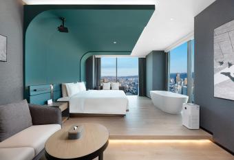 Atour S Hotel Lanzhou Convertion Exhibition Center has rooms with a private hot tub