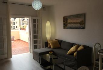 Apto Los Cristianos 3 minutos Playa Las Vistas allows 18 year olds to book a room