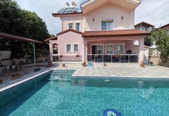 Villa Guliz Dalyan has Balcony rooms