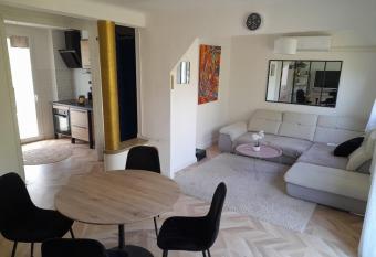 Appartement Aux Alyscamps 2, climatisation, wifi, parking has Balcony rooms