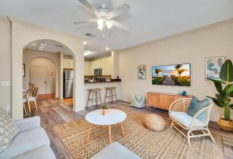 Bright 3BR Condo With Pool and Hot Tub, Close to Disney! has rooms with a private hot tub