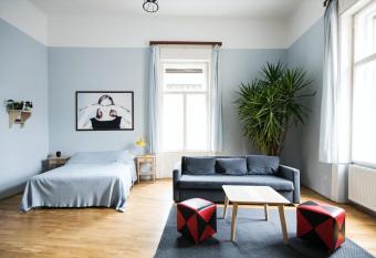 BudapeStayz - Jozsef Apartments allows 18 year olds to book a room